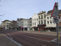 872111 Gezicht op de voorgevels van de panden Vredenburg 40 (links)-lager te Utrecht; de straat is onlangs heringericht.